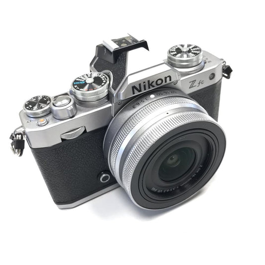 Nikon Z FC + Z DX 16-50 mm f/3,5-6,3 Plata